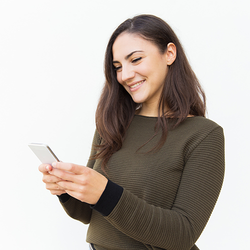 Junge Frau prüft auf Handy ihre CGM-Tageswerte
