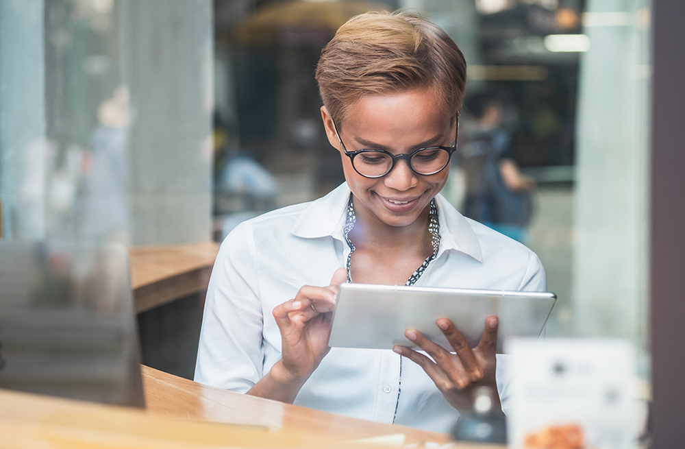 Frau, die auf Tablet Informationen zur Eversense CGM App nachschlägt